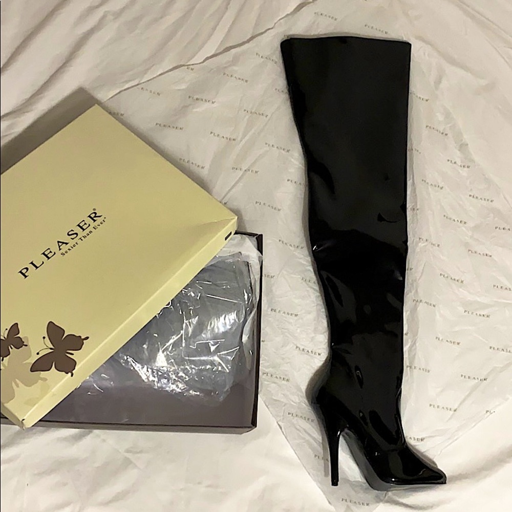 New In Box PLEASER Seduce 3010 Boots